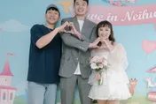 王齊麟結婚「李洋緊貼比愛心」　網一看笑翻：真CP！