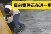 影/恐怖！陸「安全帽男」電梯前突抱住路過女　伸狼爪被逮