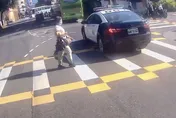 影/警車未禮讓行人畫面遭PO網　南港分局：依法開罰