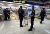影/台南賣場醉漢揮舞武士刀　警方壓制槍枝走火擊中頸部