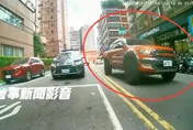 影/新北皮卡警車前逆向、闖紅燈　警開3罰單重罰