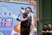 鄭照新被點名瘦回「政壇張信哲」　盧秀燕秀他舊照督促減肥