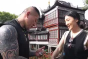 館長魅力爆棚！歐美遊客都來朝聖　女粉搶合照送「關公袍」藏暖心含意