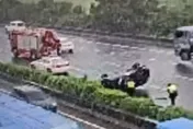 影/雨天打滑！國1彰化段轎車慘翻四輪朝天　釀回堵1公里