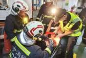 管理員失足跌下機械車位！左手骨折意識清晰　震撼畫面全被錄下