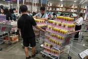 好市多新神物？2男瘋狂掃貨胡椒鹽「狂搬2大車」被制止