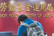 新制勞退請領注意！他帳戶有100萬 「選錯時間」18萬直接飛了