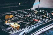汽車發不動！表妹舔引擎「是甜的」　表哥倒砂糖下場曝
