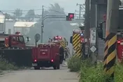 影/台南仁德工廠大火濃煙竄天　警消緊急灌救中