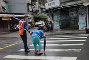 人間天使！超暖清潔隊員扶老奶奶過斑馬線　擋車陪走1分多鐘