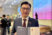 胡志強新書簽名贈江啟臣 預祝「江市長」引關注