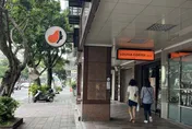 路易莎2款招牌「黑臉、白臉」差在哪？業者：橘白色是新版本