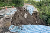 桃園復興區比佛利山莊段路基坍塌　全面封路改道