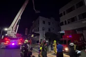 影/高雄民宅大火！　「1樓往上燒」救7人直擊
