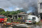 影/新北八里平房全面燃燒　20多歲屋主嗆傷送醫無礙