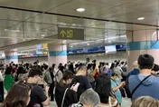 北捷板南線列車異常「車站人滿為患」　網友：廣播說至少延誤25分