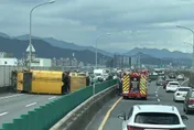台65線北向「垃圾車翻覆」！釀全線封閉「塞到不能動」