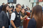 影/新竹市議會綠營護手牌圍攻施淑婷！她當面嗆「流氓」