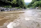 新北瞬間大雨北勢溪暴漲　烏來釣客受困沙洲