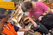 新北粗心婦「誤丟20萬黃金＋存摺」 清潔隊員陪翻垃圾山