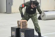 馬防部雲台戰技隊操演　馬尾妹力劈磚瓦印證格鬥戰力