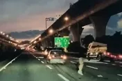 影/你前面有車！國1車禍「大貨車壓線閃」　下秒側翻三圈