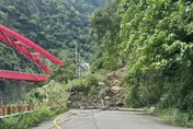影/台中八仙山入口爆邊坡坍塌斷路　73人受困現況曝