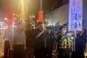 影/陳佩琪土城看守所靜坐小草聚集　土城警舉牌警告