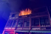 高雄民宅大火！61歲父救子2樓驚墜　護兒臉著地送醫插管