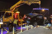 車門整片噴掉！安坑交流道驚悚自撞　駕駛飛出車外骨折