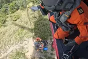 影/苗栗奇峻山35歲揹工小腿骨折　黑鷹直升機吊掛送醫