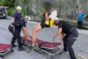 影/蘇花雙載機車自撞「2人噴飛墜12米深谷」！搶救直擊