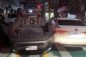 閃光號誌沒在看！中壢3車碰撞　計程車翻覆駕駛受傷