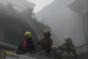 影/台南鐵皮工廠大火濃煙竄天　2大1小受困成功獲救