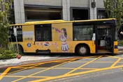 影/新北司機小解「忘拉手煞車」　公車倒退嚕撞斷消防栓