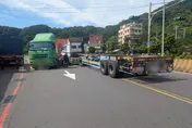基隆港西岸貨櫃車嚴重對撞　「車頭凹爛」女駕駛受困