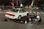 影/驚悚畫面曝光！高雄自小客轉彎未禮讓撞飛機車騎士