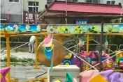影/2歲女童遭小火車「捲軌道輾斃」　滎陽警帶走業者