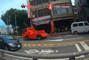 「台灣最速拖吊傳說」翻車了？違規車突脫鉤　落地撞上人行道