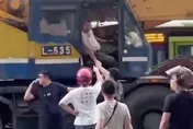 影/6秒奪命肇逃全紀錄！　77歲老闆開吊車輾斃18歲女犯眾怒