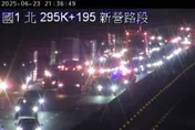 國道一號新營段三車連環撞　南下車流大回堵僅路肩可通行