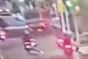 影/北市馬偕醫院前嚴重車禍！　員工交通車「衝撞路樹」2人急送醫