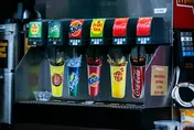 自助飲料機內「像青苔、很臭」　打工族齊喊：死都不喝