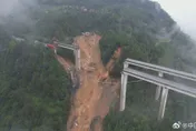 影/人在駕駛座！貴州高速大橋垮塌　「半截貨車懸空」死傷曝