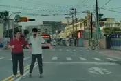 好人一生平安！新竹視障者舉杖求援　貨車司機急下車助過馬路