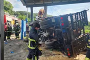 淡水大卡車過彎失控翻車　駕駛受困救出緊急送醫