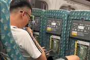 超誇張！搭高鐵爽抽電子菸　眼鏡男一吐菸「抖動癱軟」