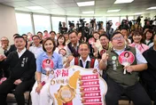 邱議瑩成立競辦拚高雄市長！許智傑弟也現身送祝福