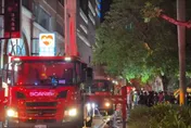 影/竹市燒烤店晚間火警！5人受困頂樓　消防出動雲梯救援