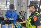 影/台中粗心男騎車狂噴千元鈔　「忘剛領薪水」竟拒收